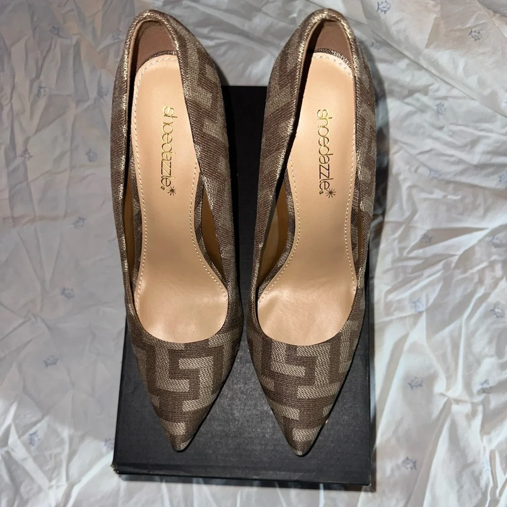 Cute brown heels with pattern - Picture 1 of 6